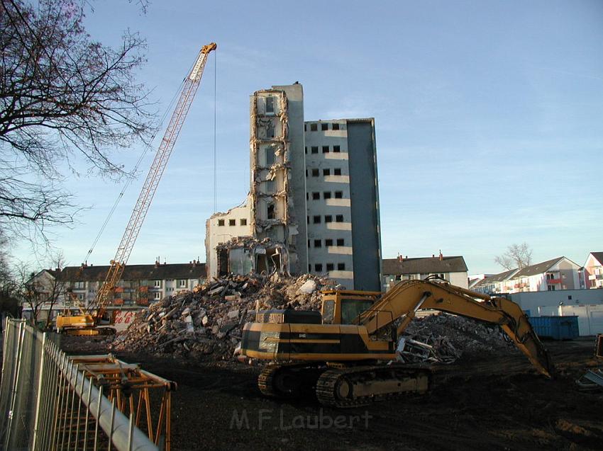 Abriss Hochaus Koeln Vingst 09.JPG